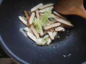 下豆干炒一会，去其生气味，加料酒。