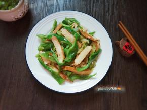 青椒脆爽微辣，豆干豆香浓厚。