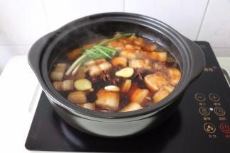 加开水没过五花肉，加半汤匙料酒，葱姜蒜、八角放进去