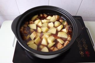 炖至汤汁还剩三分之一时放土豆