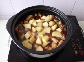 炖至汤汁还剩三分之一时放土豆