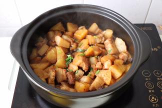 加盖继续炖至汤汁即将收干即可