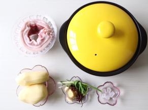 食材准备：五花肉500g、土豆两个、葱两根打结、蒜瓣2个、姜3片、八角4个、冰糖6粒