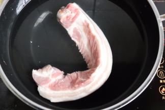 锅中烧开水把洗净的五花肉放进去煮3-5分钟，捞出沥水切小块
