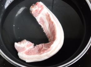 锅中烧开水把洗净的五花肉放进去煮3-5分钟，捞出沥水切小块