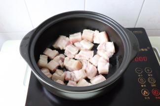 砂锅烧热放少许的食用油，把五花肉放进去煎