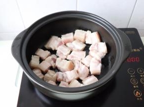 砂锅烧热放少许的食用油，把五花肉放进去煎