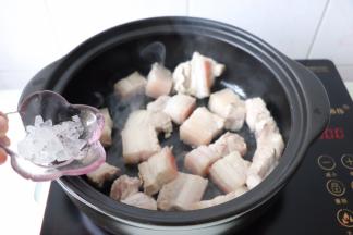 加冰糖放进去煎至两面微黄，冰糖拍碎更佳