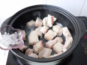 加冰糖放进去煎至两面微黄，冰糖拍碎更佳