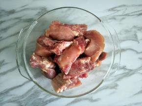 加入腌料抓匀，腌制半小时