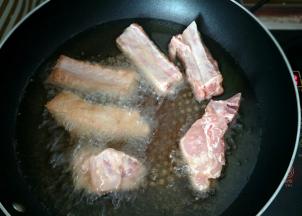 油锅烧热，放入中小火慢炸