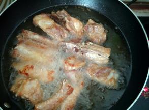 中途要翻面，把排骨炸熟透