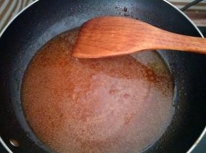 锅留底油，下入番茄酱和蚝油炒匀，加入白糖、清水煮开，淋入水淀粉