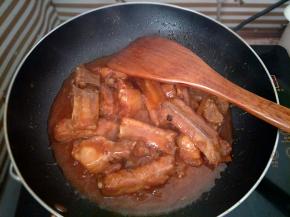 倒入炸好的排骨炒至酱汁浓稠，均匀的裹在排骨上即可