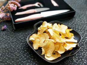 平时我也做苹果干，每次切好以后苹果氧化变色很快， 普通的不銹鋼水果刀切的時候都會用鹽水泡一下，今天我这套奈瓷刀切苹果片最省事的就是不用担心它氧化变色，不需要泡什么盐水防氧化，直接切很省事，颜色一直都这么漂亮。另外，这种超薄的刀片也很适合给水果做造型，我发现奈瓷刀刀柄握起来特别舒服，刀柄的材质很细腻，很亲肤，贴心的圆角，单开刃设计也是非常独特的。