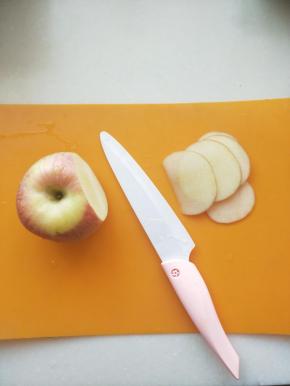 苹果洗干净，用奈瓷刀切成薄片，看见苹果一点没有变色哦。