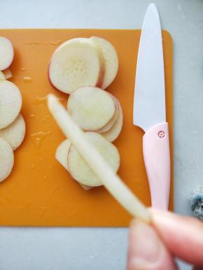 做苹果干一定要切很薄的片，切得薄就容易烤的透