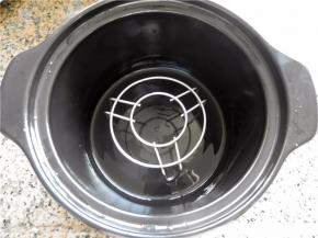 砂锅中间放一个蒸架。