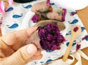 烤出来香甜好吃！看这个紫薯还流出“糖油”了，好润！小孩抢着吃了。