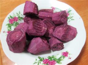 紫薯切块放入微波炉中加热成熟（可以盖上保鲜膜以减少水分的蒸发，或用锅蒸熟）