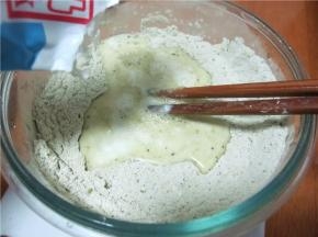 加入牛奶，边加入边搅拌