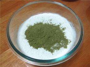 将糯米粉和抹茶粉放入玻璃容器内