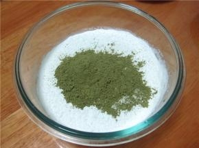 将糯米粉和抹茶粉放入玻璃容器内