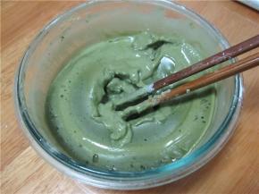 放入微波炉中高火加热1分钟，取出后搅拌均匀