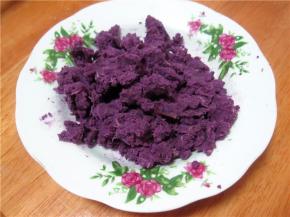 将紫薯碾压成泥