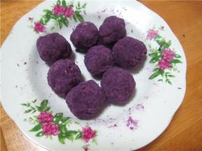 做成紫薯球备用（如果太干可以加入少许炼奶或蜂蜜）