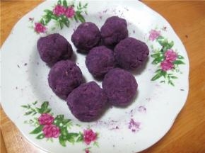 做成紫薯球备用（如果太干可以加入少许炼奶或蜂蜜）