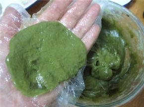 戴上一次性手套，取一面团按扁
