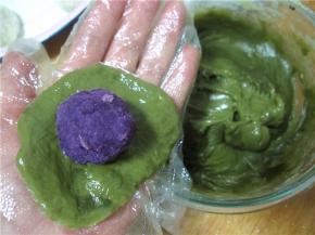 将紫薯馅放入面皮上