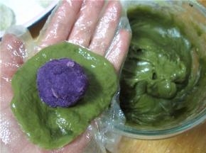 将紫薯馅放入面皮上