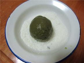 将糯米糍放入椰蓉里