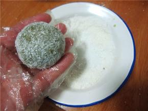 均匀的蘸上椰蓉即可