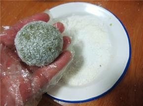 均匀的蘸上椰蓉即可