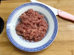 用料酒、盐、淀粉腌制15分钟。