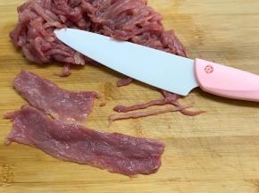 然后片成片切成粗细均匀的肉丝。