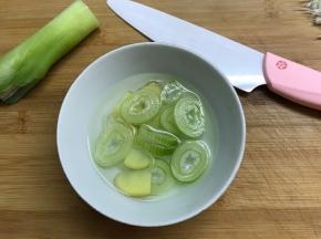 葱绿部分切小段和老姜一起用水泡成葱、姜水。
