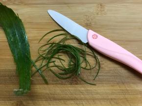葱叶切成细丝备用。