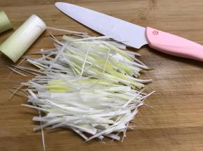 大葱白切细丝。