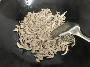 待油温4成时放入腌好的肉丝，划散，等颜色变白后盛出。