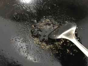 锅中再倒入适量油，放入甜面酱。