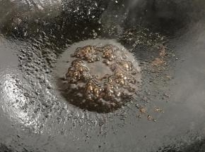 放入葱姜水，料酒和糖，翻炒。