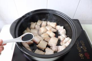 放半汤匙老抽翻炒五花肉上色