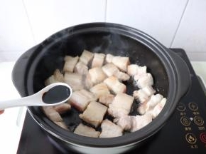 放半汤匙老抽翻炒五花肉上色