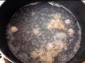 煮至沸腾后转小火煮10分钟，让干贝充分释放出鲜味