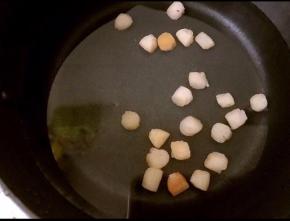 加入足量的水泡发30分钟