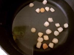 加入足量的水泡发30分钟